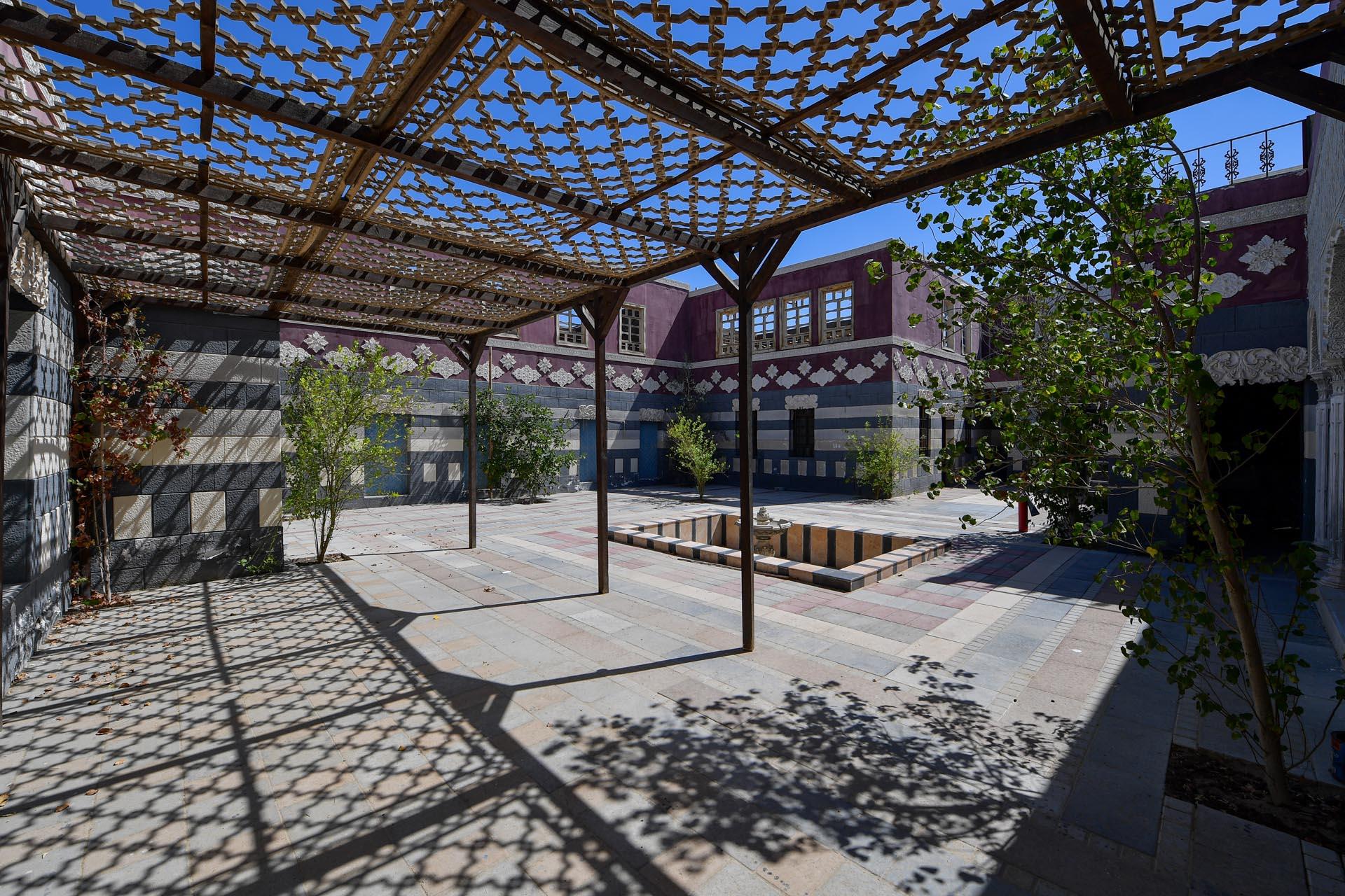 Loading content, please wait...