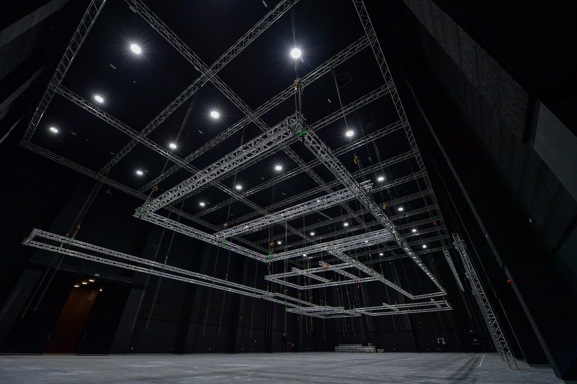 Loading content, please wait...