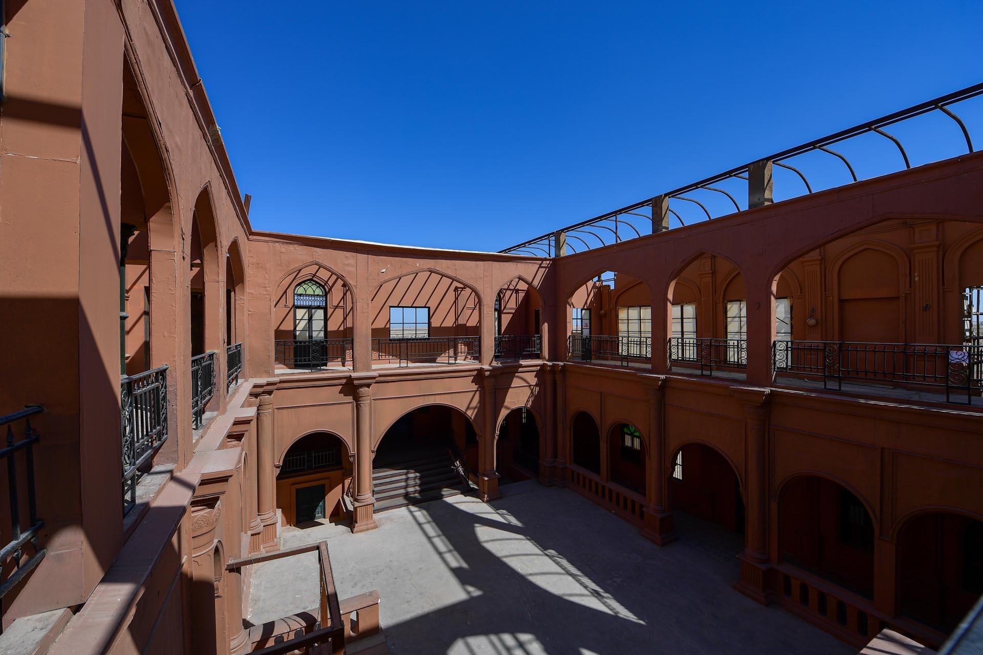 Loading content, please wait...