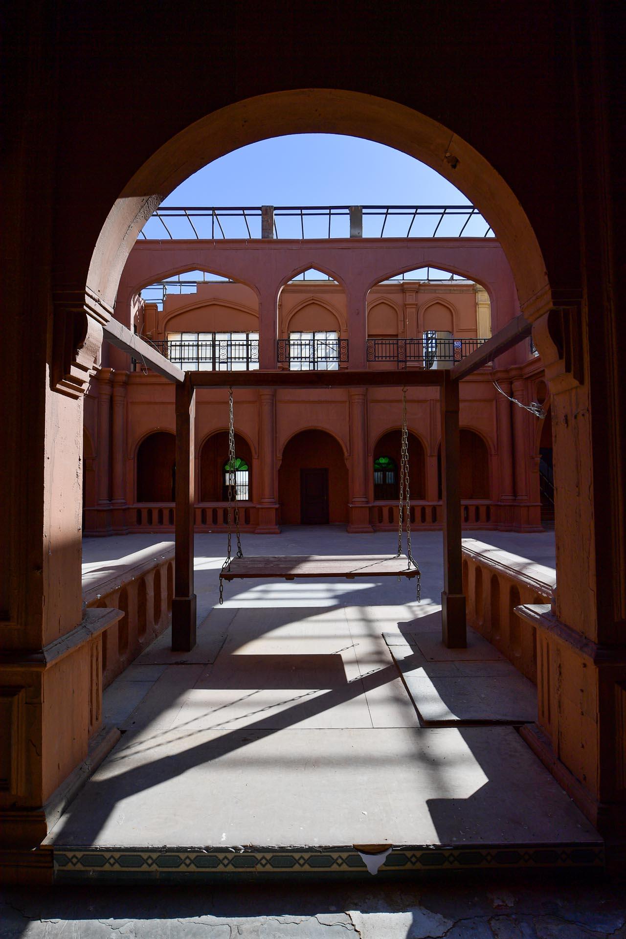 Loading content, please wait...